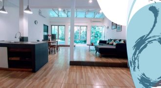 Rumah bernuansa tropical dengan studio dekat Kedutaan di area Kuningan – Pancoran