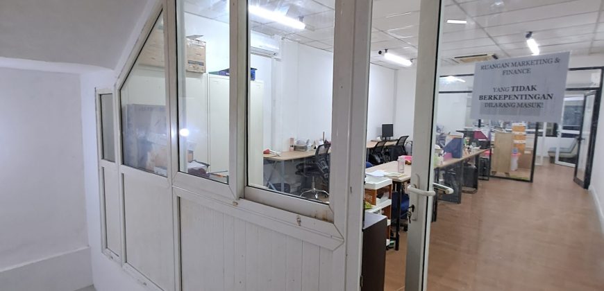 Ruko 3 lantai hadap Timur di komplek perkantoran dan bank ternama dekat RS Yarsi Cempaka Putih Jakarta Pusat