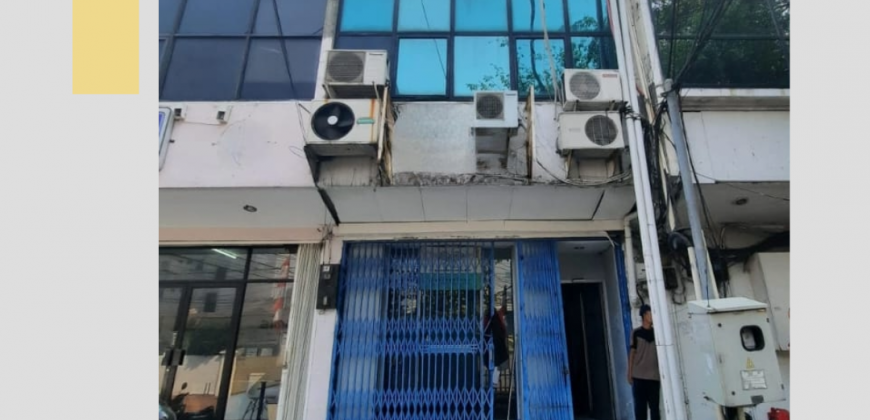 Ruko 3 lantai hadap Timur di komplek perkantoran dan bank ternama dekat RS Yarsi Cempaka Putih Jakarta Pusat