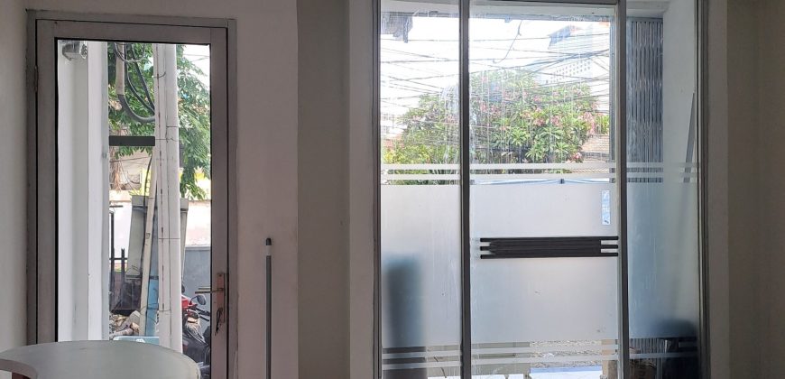 Ruko 3 lantai hadap Timur di komplek perkantoran dan bank ternama dekat RS Yarsi Cempaka Putih Jakarta Pusat