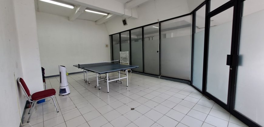 Sewa kantor gudang murah di lantai dasar gedung perkantoran Jakarta
